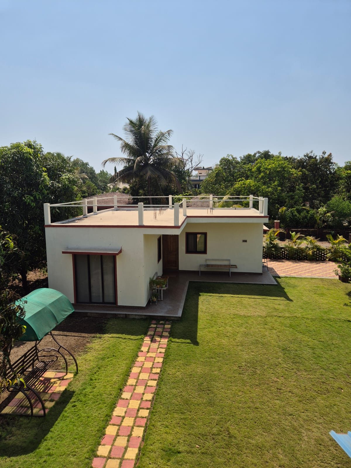 Garden and lawn at Tushar Bungalow